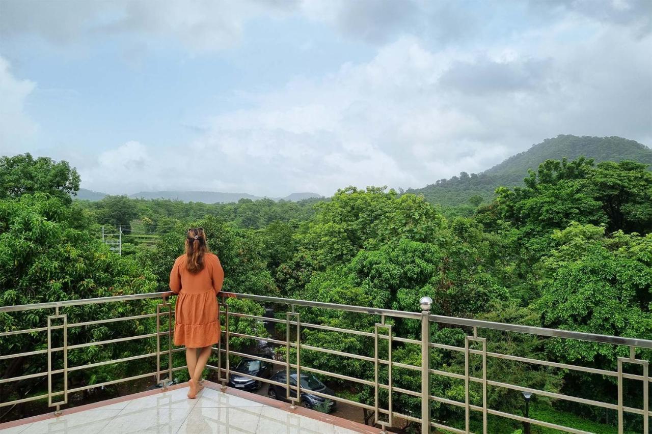Aqua & Sage By Stayvista - Riverside Villa With Pool & Terrace Karjat Εξωτερικό φωτογραφία